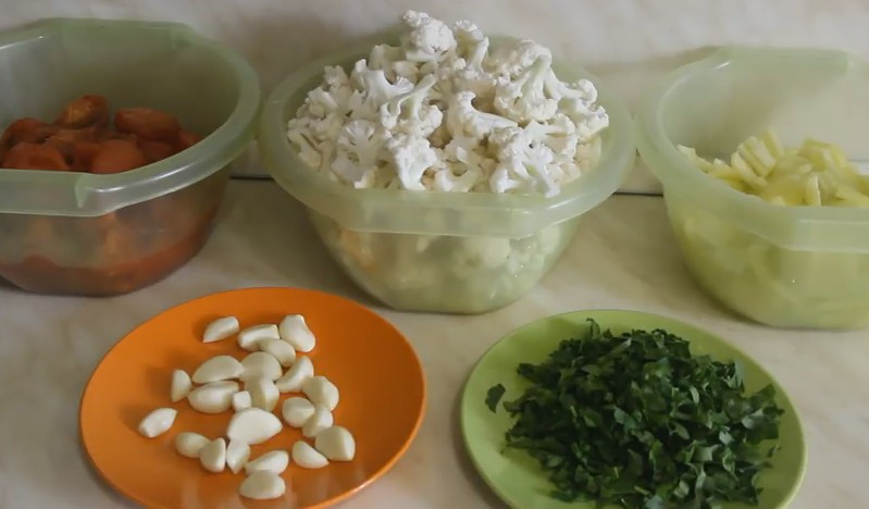 Салат из цветной капусты на зиму: 5 простых и вкусных рецептов